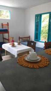 una habitación con una mesa y un plato en una alfombra en Casa do Bosque en Aiuruoca