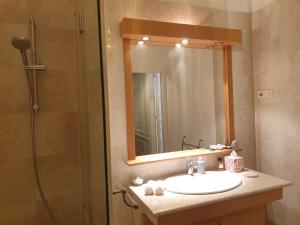 Ένα μπάνιο στο Appartement haussmannien cosy