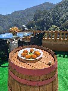 un plato de comida sentado en la parte superior de un barril en Casa las montañas de Anaga, en La Laguna