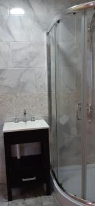 y baño con ducha y lavamanos. en Ajej en Ushuaia