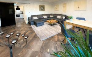 un soggiorno con un divano e un tavolo di Bellami Ferienwohnungen a Minden