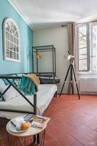 um quarto com uma cama, uma mesa e um tripé em Centre Palais des Papes B2 Clim - 123Avignon em Avignon