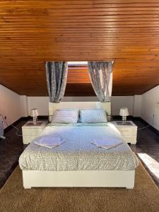 1 dormitorio con 1 cama con techo de madera en JMCA en Castro Urdiales