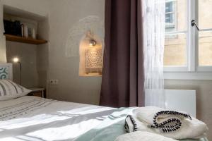 um quarto com uma cama e uma janela em Centre Palais des Papes B2 Clim - 123Avignon em Avignon