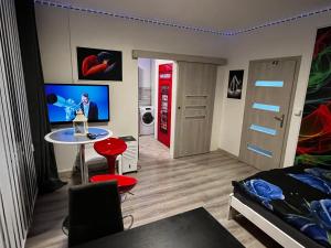 TV a/nebo společenská místnost v ubytování MONFas APARTMENT BARRANDOV
