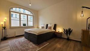 una camera con un letto e una grande finestra di YFB-170m2 Apartment für bis zu 15, modern, 1min zu UBahn, Ruhige Lage, Parkplätze, WIFI, Netflix, Kindergerecht a Norimberga