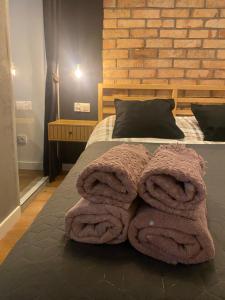 Chillout Loft Apartment AL20 في وارسو: غرفة نوم عليها سرير وفوط