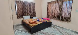 een slaapkamer met een bed in een kamer met gordijnen bij Blissful Nest Homestay in Ujjain