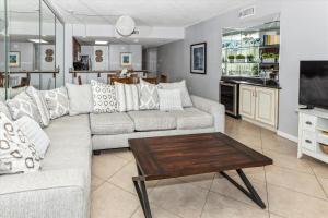 ein Wohnzimmer mit einem Sofa und einem Couchtisch in der Unterkunft Sterling Sands 306 condo in Destin