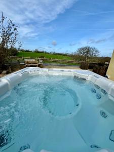 Piscina a Meadowsweet Cottage Jacuzzi Edition o a prop