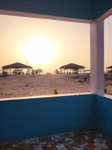 - une vue sur une plage avec des parasols sur le sable dans l'établissement Jusula Beach Resort, à Sanyang