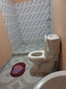 La salle de bains est pourvue d'une douche et de toilettes. dans l'établissement Jusula Beach Resort, à Sanyang