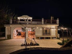 una casa con una bicicleta estacionada frente a ella por la noche en Villa Caliqueña, casa de campo, en Torrent