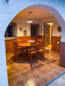 a dining room with a table and chairs at Villa Caliqueña, casa de campo in Torrent
