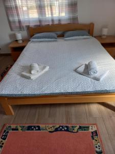 een slaapkamer met een bed met handdoeken erop bij lastva 1&2 in Sveti Filip i Jakov