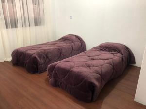 twee bedden op de vloer in een kamer bij São Pedro in Pelotas