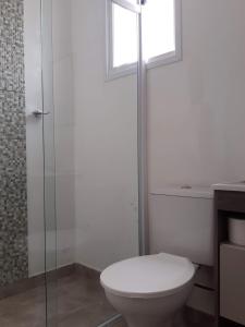 São Pedro في بيلوتاس: حمام مع مرحاض ونافذة ودش