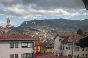 - une vue sur une ville avec des montagnes en arrière-plan dans l'établissement Guest House Fena, à Sarajevo