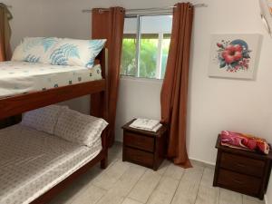 1 dormitorio con litera y ventana en Fisherman house on a paradise island, en La Romana