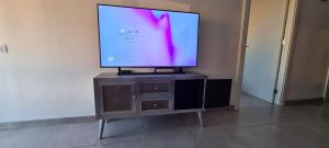 TV a/nebo společenská místnost v ubytování Torres del Sol-La Perla ocean view