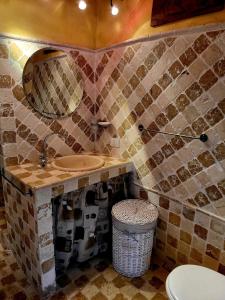 uma casa de banho com um lavatório e um espelho em La casa degli artisti em Marliana