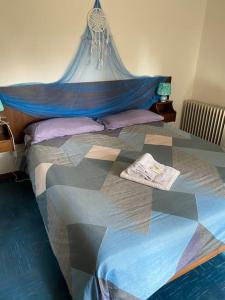 una camera con letto a baldacchino blu di Casa Lucia a due passi dal mare Wi-Fi free parking a Principina a Mare
