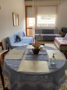 uma sala de estar com uma mesa com uma toalha de mesa azul em Casa Lucia a due passi dal mare Wi-Fi free parking em Principina a Mare