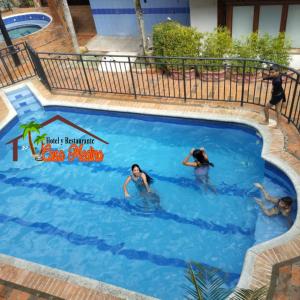 Hotel y Restaurante Casa Medina في La Plata: مجموعة أشخاص يسبحون في مسبح
