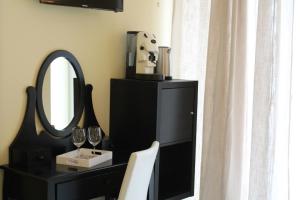 薩雷諾的住宿－SALERNO HOME STATION，黑色梳妆台,配有镜子和酒杯