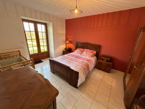 A bed or beds in a room at Gîte en Périgord avec piscine