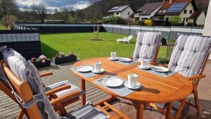 Afbeelding uit fotogalerij van Ferienhaus Guldner mit Terrasse, Garten und Sauna in Überherrn