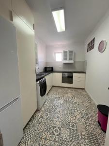 uma cozinha com piso em azulejo e um frigorífico em Apartamento Buena Vista em Cehegín