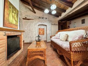 sala de estar con sofá y chimenea en Casa Rural Las Grullas, en El Hito