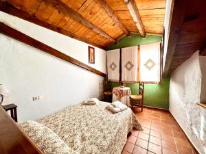 a bedroom with a bed with two towels on it at Casa Rural Las Grullas in El Hito