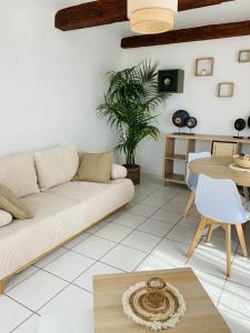sala de estar con sofá y mesa en Appartement Jas du Cassoir BRAS-D'ASSE en La Bégude-Blanche