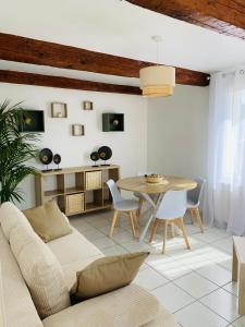sala de estar con sofá y mesa en Appartement Jas du Cassoir BRAS-D'ASSE, en La Bégude-Blanche