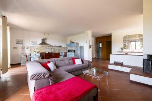 sala de estar con sofá y mesa en Villa intera San Marco - Luxury Wine Resort en Rosignano Monferrato