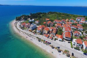 una vista aerea di una spiaggia con case e l'oceano di Punta Faro a Zara (Zadar)