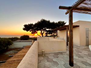 Blick auf den Sonnenuntergang von einem Haus aus in der Unterkunft Casa Cunaci Bed and Breakfast in Capo Vaticano