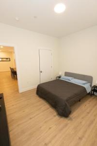 een slaapkamer met een bed in het midden van een kamer bij Spacious 3-BR Luxury Suite near New York City in Union City