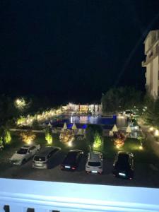 parking w nocy z samochodami zaparkowanymi na nim w obiekcie Titi's home Velipoje w mieście Velipoja