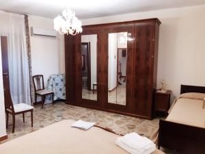 1 dormitorio con cama y espejo grande en La casa di Lina, en Milena