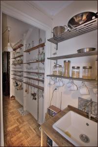 a kitchen with a sink and shelves with pots and pans at Tolosa un mundo de sensaciones in Tolosa