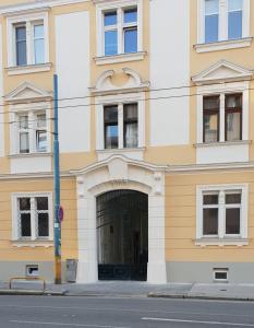 un edificio con una gran puerta delante de él en Romantic Central Flat, en Bratislava