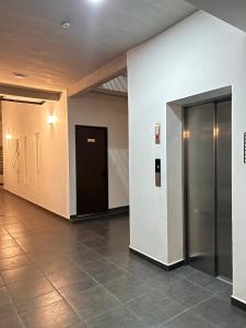 pasillo vacío con 2 puertas y suelo de baldosa en Bonito departamento en CDMX en Ciudad de México