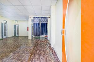 un pasillo vacío en un edificio de oficinas con cortinas azules en OYO Flagship 81020 Hotel Radhe Krishna, en Nagpur
