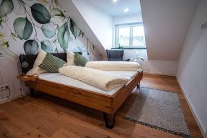 um quarto com uma cama com almofadas em Neue Fewo mit Schlossblick - Urlaub im Wein- und Ferienort Bekond em Bekond