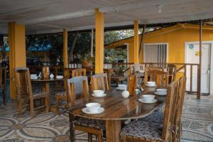 a dining room with a wooden table and chairs at Hotel Kipara el Valle in El Valle