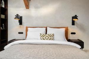 a bedroom with a bed with white pillows and two lights at Loft 16 - Luksus & Relax - Wanna, Netflix, Parking in Iława