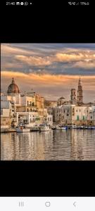 Una vista de una ciudad con barcos en el agua. en L'Arenile, en Monopoli